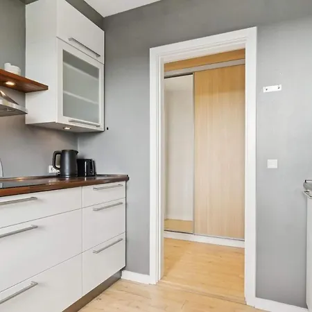 Spacious In With Free Parking *